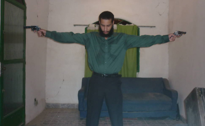 Assassino do Realengo com as duas armas utilizadas no dia do massacre
Foto: Divulgação