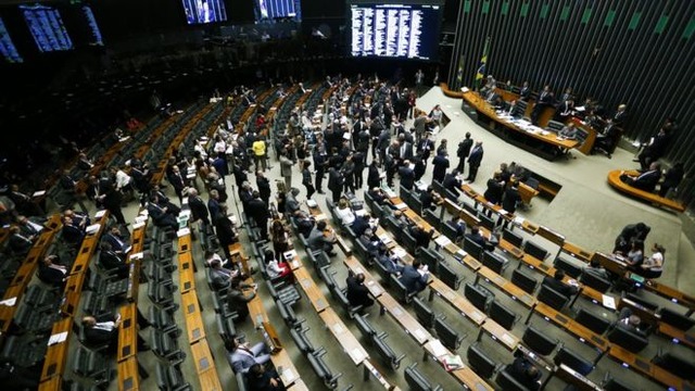 Como regra criada por Eduardo Cunha impediu PSL de Bolsonaro de ter a maior bancada da Câmara