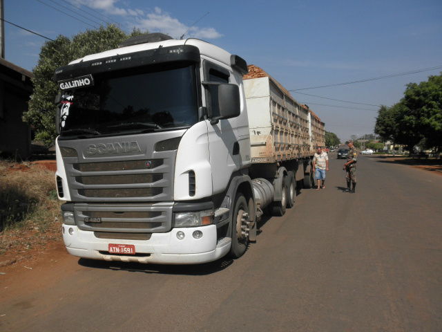 PMA autua em R$ 11,7 mil empresa com carreta com carga de madeira ilegal veículo transportava 39 m³ de madeira e constava na documentação apenas 33 m³ (Foto: Divulgação/PMA MS)