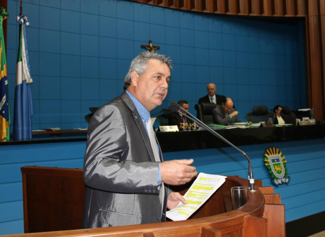 Deputado durante sessão desta terça-feira(6) para protestar contra as condições da rodovia (Foto:Assessoria)