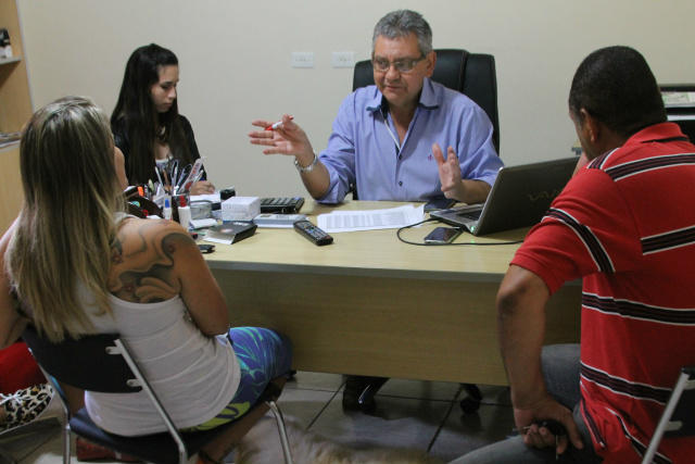 A comissão que representa os trabalhadores ameaçaram promover um novo protesto na frente do prédio da Justiça do Trabalho, mas após ser informado do andamento do processo recuaram da decisão (Foto: Diego Follot)