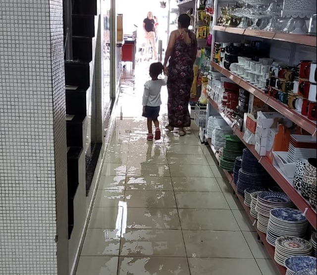 Loja Dacar, no centro, contabiliza prejuízo depois das chuvas Água invadiu o estoque e se espalhou pela loja Dacar. Foto: Ricardo Ojeda