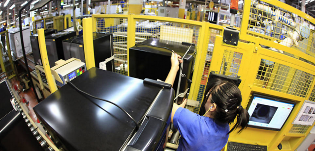 Brasil cai e será a nona economia global no fim de 2015, prevê FMI Operários em fábrica durante horário de trabalho; com estoques ainda altos e parque ocioso, a combalida indústria teve sua terceira queda trimestral consecutiva, de 4,3% frente aos três meses imediatamente anteriores. (Foto: Divulgação)