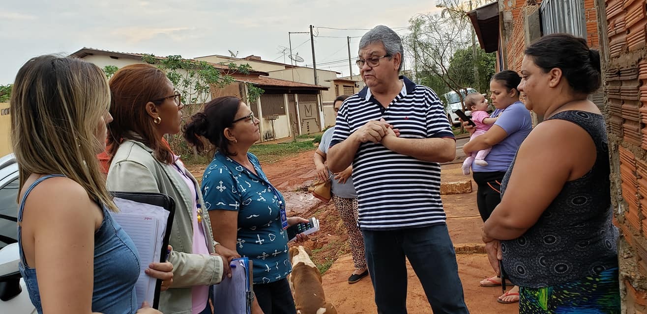 Com a casa destelhada pelos fortes ventos, moradora do Jardim Carandá conta com a solidariedade para recuperar imóvel Equipe da Secretaria de Assistência Social da Prefeitura chega para dar o primeiro apoio à mulher (à direita). Foto: Thais Dias.