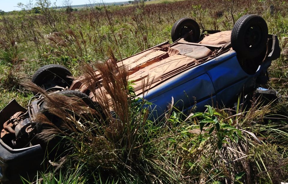 Ao desviar de buraco, motorista capota em rodovia de Três Lagoas Acidente deixou o veículo bastante destruído. (Foto: Divulgação/ Corpo de Bombeiros).