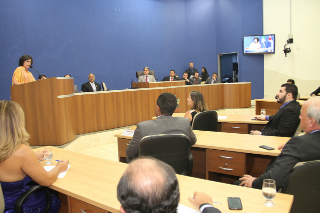 A prefeitura municipal Márcia Moura  durante a sessão solene na Câmara Municipal. (Foto: Divulgação) 