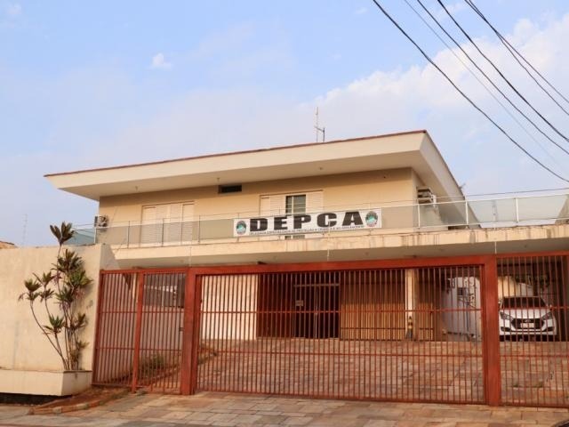 Operação contra pedofilia cumpre mandados em MS, 14 estados e 6 países Materiais apreendidos serão encaminhados para a DEPCA (Delegacia Especializada de Proteção à Criança e ao Adolescente); no início desta manhã, ainda não havia movimentação no local (Foto: Henrique Kawaminami)