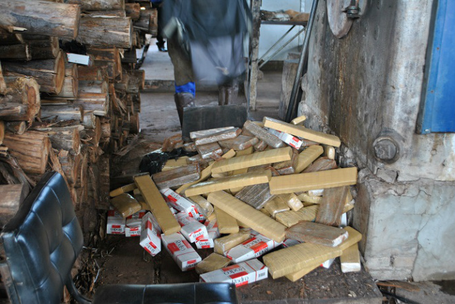 Drogas e mercadorias contrabandeadas foram queimadas (Foto: Jornal da Nova)