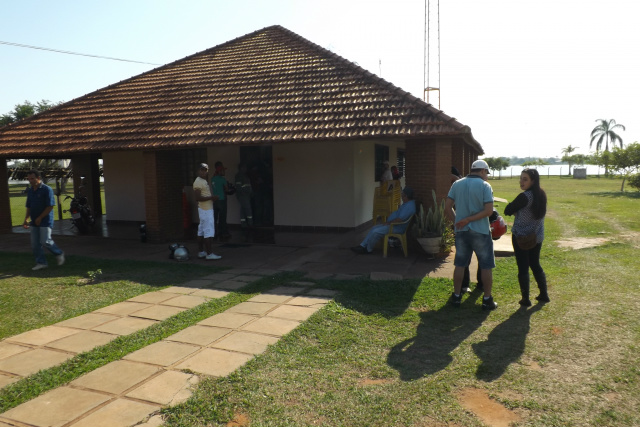 Em três dias, PRF aplica quase 1.300 multas e prende 24 condutores Na sede da PRF, na Circular da Lagoa, condutores aguardam serem atendidos; dezenas foram autuados na operação (Foto: Léo Lima)