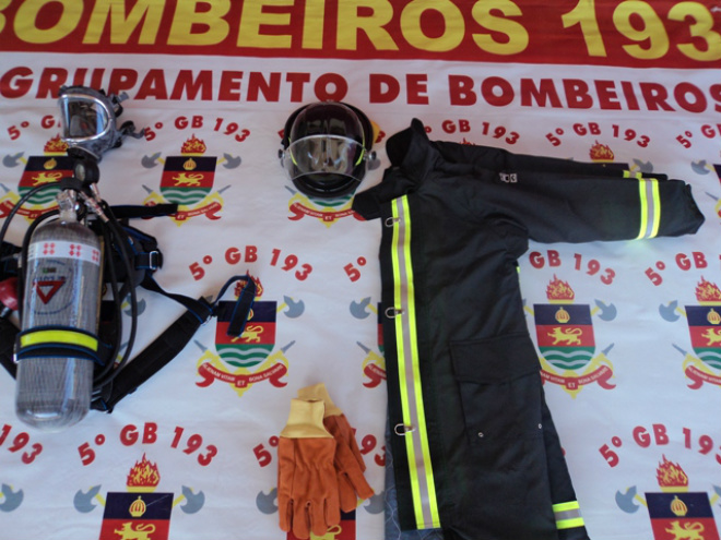 Bombeiros de Três Lagoas tem apoio de empresa particular Foram entregues equipamentos de proteção individual (EPI) e equipamentos de proteção autônoma (EPR) (Foto: Divulgação)