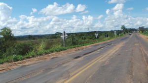 Em vários trechos da BR 262 a situação é preocupante devido a má conservação da pavimentação (Foto: Ricardo Ojeda)