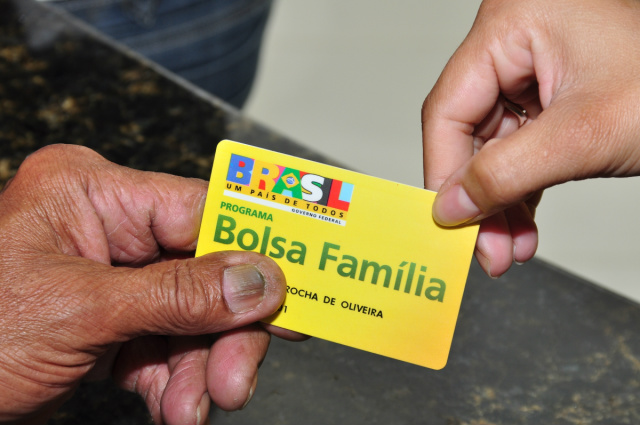 Mais de 13,9 milhões de famílias vão ter a renda complementada pelo Programa Bolsa Família em agosto (Foto: Arquivo)