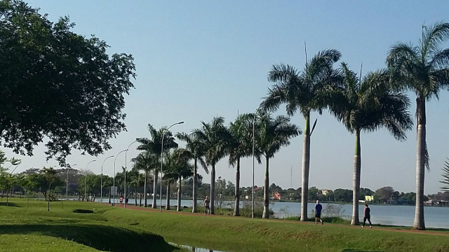 Não há previsão de chuva para Três Lagoas nesta quarta-feira. No destaque, a Lagoa Maior, onde o céu não apresenta nenhuma nuvem. (Foto: Patrícia Miranda)