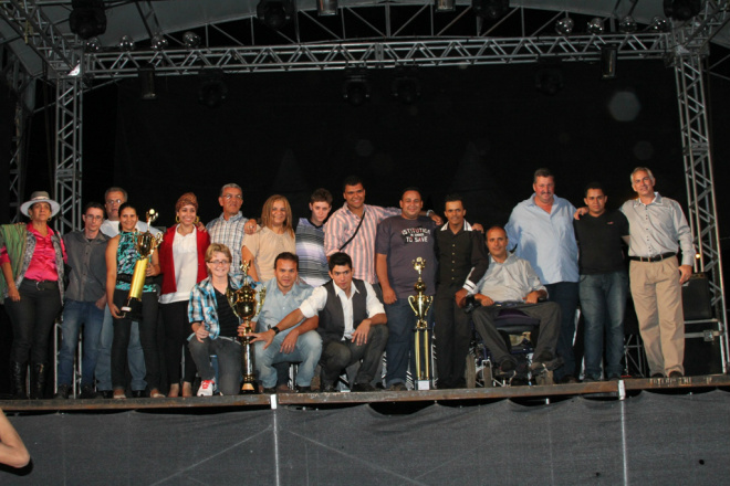 Autoridades entregaram premiação aos vencedores do Talentos de Brasilândia (Foto: Divulgação/Assecom)