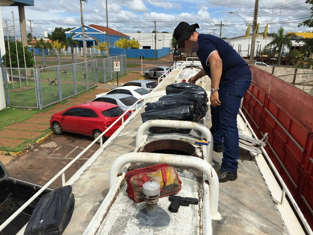 Policial federal examina a carga de drogas, avaliadas em R$ 1 milhão, que estava na carreta bitrem (Foto: Marco Campos)