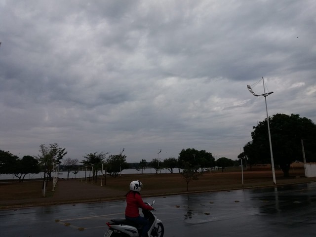 Quarta-feira começa com chuva em Três Lagoas Registro do tempo feito na manhã desta quarta-feira (10), na Lagoa Maior, em Três Lagoas. (Foto: Lucas Gustavo/Perfil News).