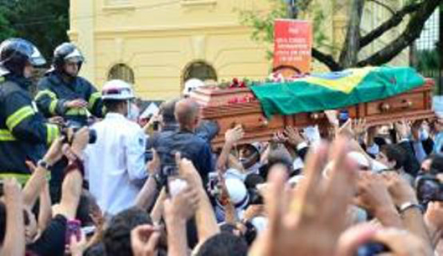 Ao longo do percurso feito pelo cortejo fúnebre, centenas de coroas de flores enfeitaram as calçadas e ajudavam a confortar a dor da família pela perda (Foto: Agência Brasil)