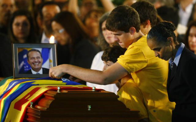 No velório, familiares se despedem de Eduardo Campos: a então vice Marina Silva também esteve presente (Foto: Último Segundo)