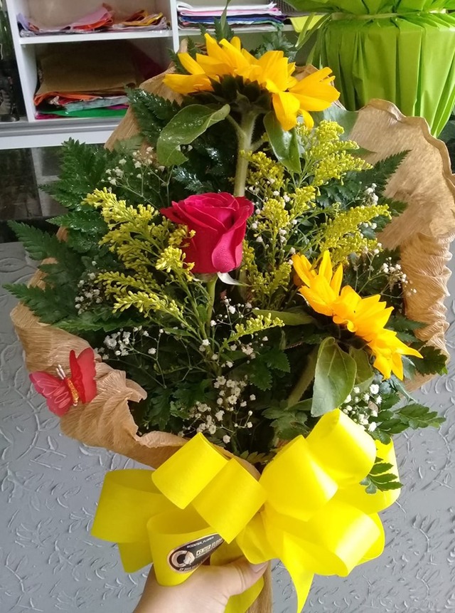 Mãe compra buquê de flores para menina ofendida pelo filho na escola: "Ensine seu filho desde pequeno a respeitar as mulheres" Foto do buquê montado pela Katrina para que o filho pedisse desculpas à colega ofendida. Foto: Reprodução Facebook