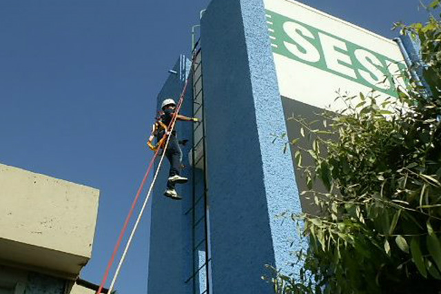 Durante o curso de segurança do trabalhador, há aulas práticas. (Foto: Assessoria) 