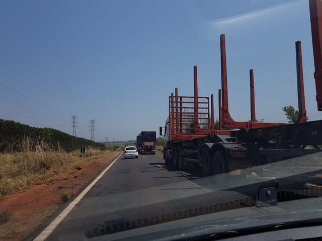 TAC entre DNIT e empresas de celulose proíbe comboios de treminhões No trecho entre Três Lagoas e Água Clara cenas como essas são constantes, dificultando a ultrapassagem de veículos pequenos (Foto: Ricardo Ojeda)