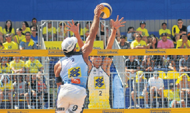 Já a competição feminina terminou com Val e Ângela (RJ/DF) fazendo dobradinha. A dupla venceu a etapa campo-grandense e de quebra levou o título da temporada do Challenger (Foto: Correio do Estado)