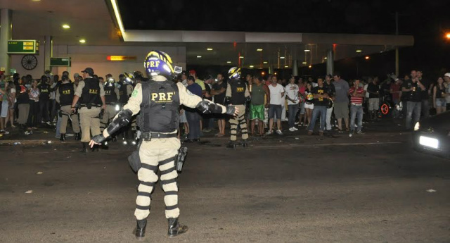 Policiais da PRF orientam o tráfego de veículos em frente ao um posto de combustível, próximo ao Cristo, onde havia grande afluxo de pessoas e veículos, além de possíveis atentados ao pudor (Foto: Divulgação)