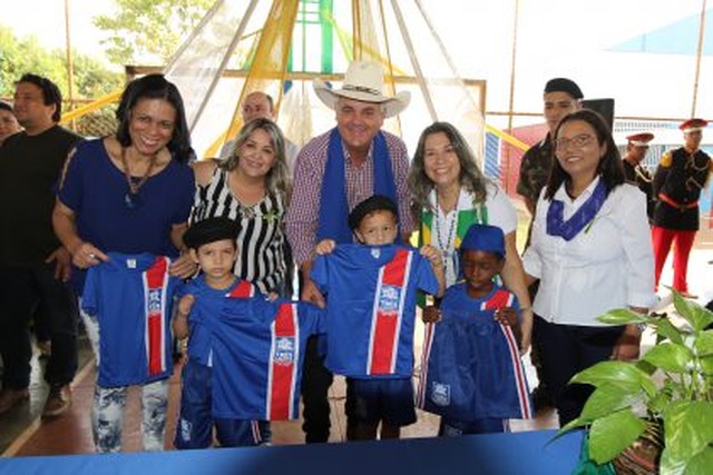 Prefeito de Três Lagoas realiza entrega de novos uniformes escolares em cerimônia da Semana da Pátria