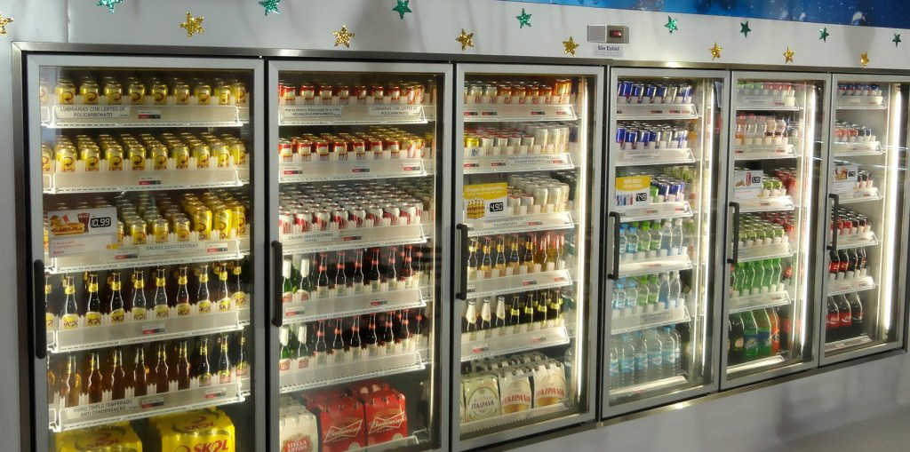 Segundo o autor da proposta, a venda de bebidas alcoólicas em postos de combustíveis estimula o consumo (Foto: Ilustração/ Google)