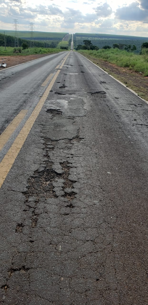 Recuperação dá vida nova à BR-262 e faz a estrada se despedir do apelido de Rodovia da Morte Tchau, buracos: ninguém sentirá saudades! Trecho da BR-262 e Água Clara está sendo recuperado; as obras devem terminar no ano que vem. Foto: Ricardo Ojeda