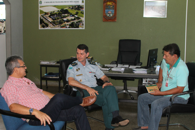 Os jornalistas Ricardo Ojeda e Léo Lima sabatinaram o comandante do 2º Batalhão de Polícia Militar de Três Lagoas, tenente coronel Wilson Sérgio Monari que falou das metas para a segurança para esse ano (Foto: Diego Follot)