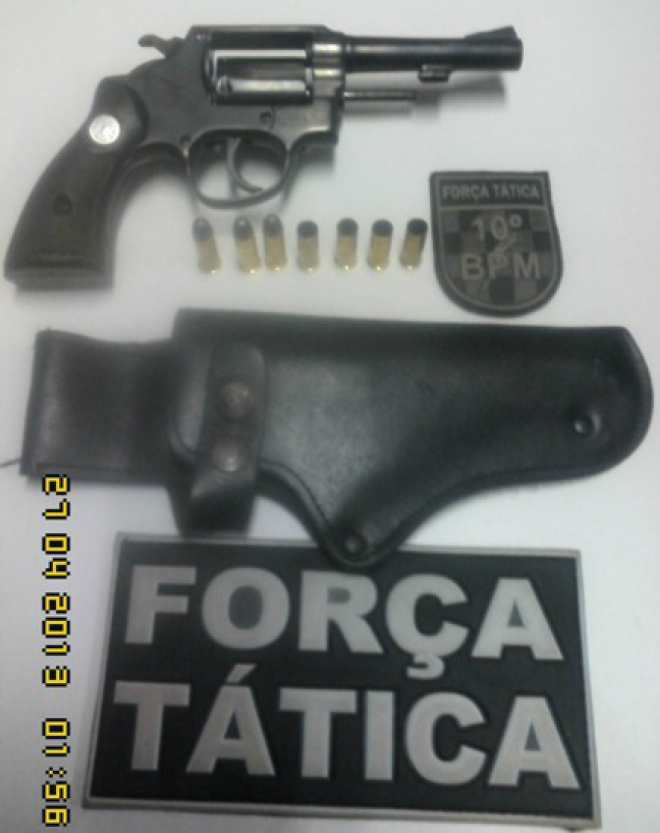PM prende dois jovens com arma de fogo e munições na capital O jovem guardou a arma de fogo em sua residência (Foto: Divulgação/Assecom)