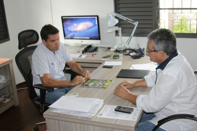 O presidente da CBM, Firmo, assinou uma procuração dando amplos poderes aos organizadores do Brasileiro de Motocross de Três Lagoas, Ricardo Ojeda e promotor de justiça Antonio Carlos Garcia de Oliveira (Foto: Nelson Roberto/Perfil News)