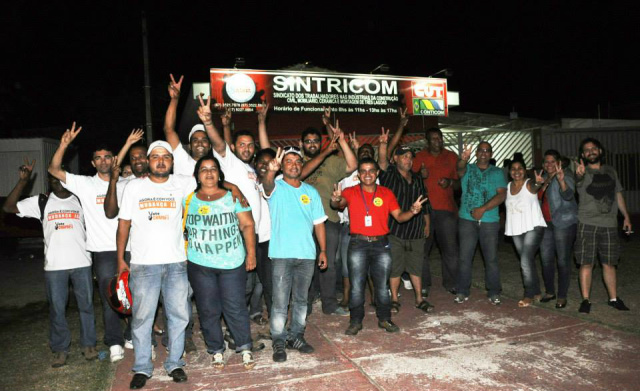 Pessoal da Chapa 2 comemora a vitória na sede do Sintricom, logo após o anúncio do resultado das eleições no sábado passado (Foto: Divulgação)