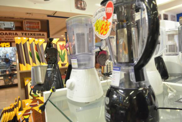 Falta de dinheiro faz brasileiro evitar compras, mostra pesquisa da Fiesp Consumidor opta por ítens mais baratos, como eletroportátteis, e compra menos eletroeletrônicos. (Foto: Arquivo/ABr)
