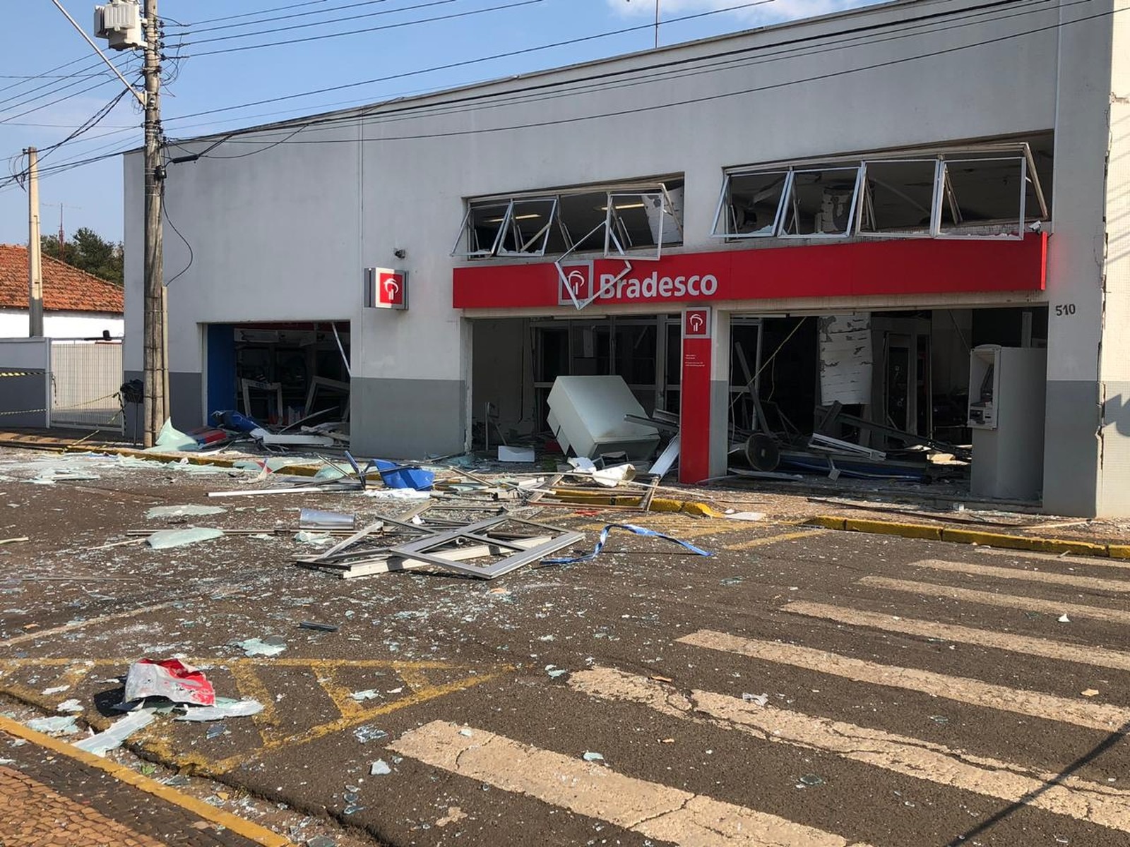 Criminosos atacam conveniência, explodem agência bancária e fazem reféns em Iracemápolis Interior da agência e fachada ficaram destruídos com explosão em Iracemápolis — Foto: Helen Sacconi/EPTV