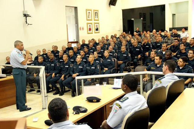 Monari segue comandando 2º BPM e define metas para 2015 O novo comandante geral da Polícia Militar do Estado, coronel Deusdete Souza de Oliveira Filho, visitou Três Lagoas e participou de evento de formatura de novos PMs no plenário da Câmara Municipal (Foto: Assessoria)