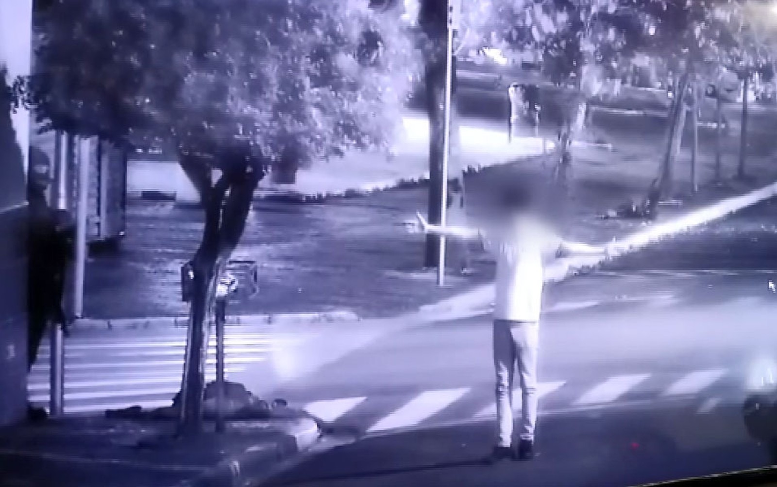 Criminosos atacam conveniência, explodem agência bancária e fazem reféns em Iracemápolis Homem é feito refém no centro de Iracemápolis durante ataque a banco — Foto: Reprodução/EPTV