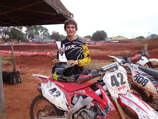 Piloto da equipe ASATREM conquista 1º lugar em Brasilândia O piloto treslagoense Maylon Lini, quem subiu no 1º lugar no pódio da categoria Iniciantes Motocicletas Importadas (Foto: ASATREM)