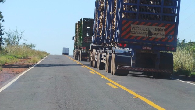 Até nas subidas é comum encintar uma carreta próximas a outra (Foto: Ricardo Ojeda/Arquivo) 