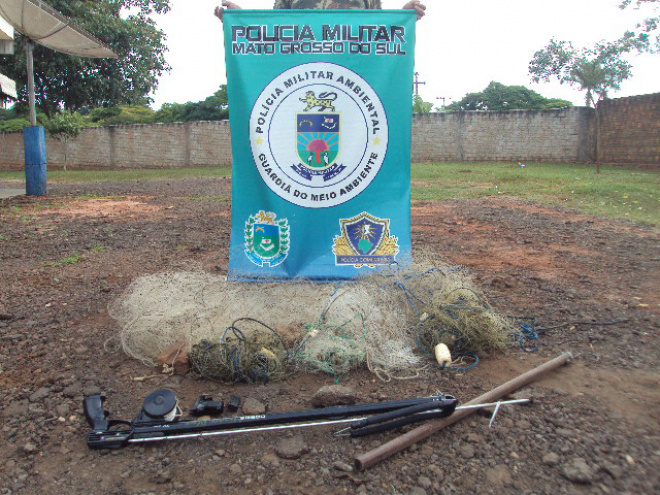 A PMA desmontou um acampamento ilegal de pesca à margem do rio Paraná (Foto: Divulgação/PMA MS)