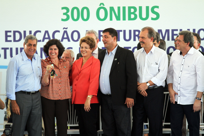 Solenidade de entrega de 300 ônibus para municípios sul-mato-groissenses contou com a ilustre presença da Presidente Dilma Roussef (Foto: J.J. Caju)