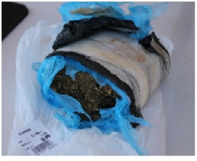 O pacote com a droga mostrava indícios de consumo parcial, indicando que foi feita comercialização de maconha na cidade (Foto: Divulgação/Assecom)