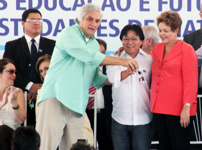 O prefeito Jun , de Bodoquena, recebeu as chavas dos ônibus das mãos de Dilma e Delcídio (Foto: Divulgação/Assecom)