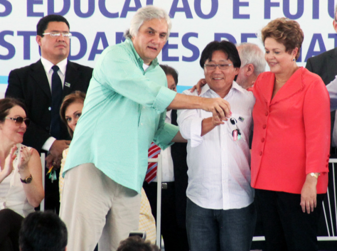 Investimentos demonstram apreço da presidente por MS O prefeito Jun , de Bodoquena, recebeu as chavas dos ônibus das mãos de Dilma e Delcídio (Foto: Divulgação/Assecom)