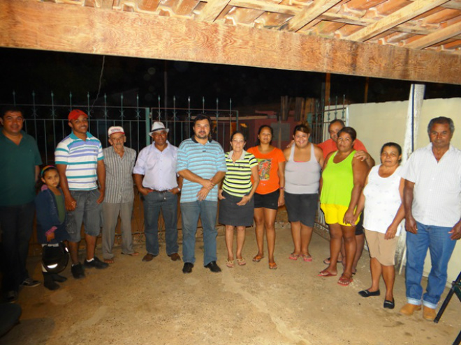 Vereador Idevaldo Claudino e moradores da Vila Haro discutem melhorias para o bairro (Foto: Assessoria de Comunicação)