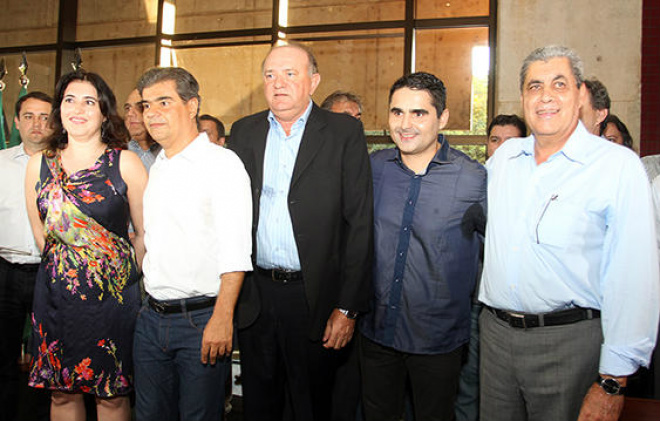 Os quatro secretários estaduais que tomaram posse em novas pastas ao lado do Governador André Puccinelli (Foto: Assessoria de Comunicação)