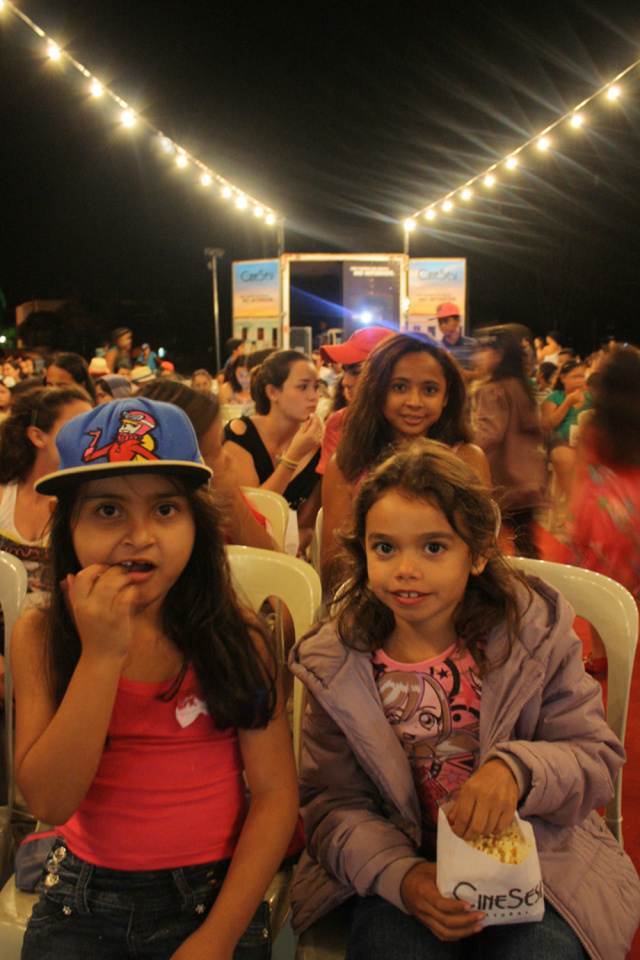 Cine Sesi atrai público de mais de 2 mil pessoas em Camapuã O melhor dia de exibição foi no domingo (17/08), quando 730 pessoas prestigiaram o projeto comparecendo ao local (Foto: Divulgação/Assecom)