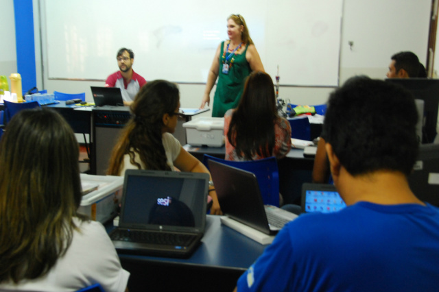 A capacitação é ministrada pelo instrutor Daniel Tiepo na Escola do Sesi de Campo Grande (Foto: Divulgação/Assecom)