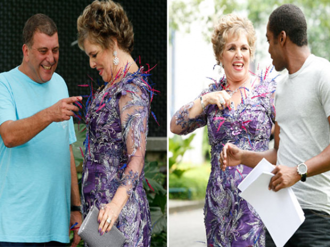 Clô recebe o carinho do diretor Jorge Fernando e também tieta ázaro Ramos (Foto: TV Globo/Felipe Monteiro)